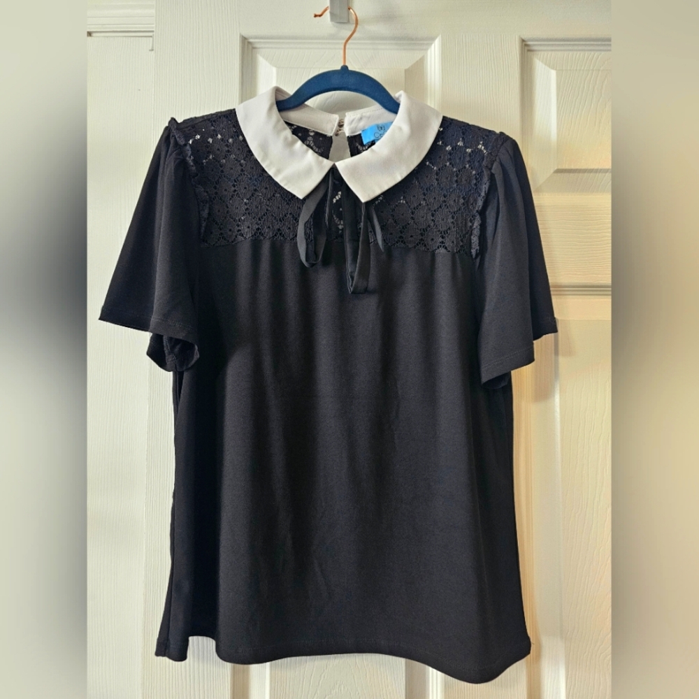 Cece short sleeve, bow neck, clasp back Collared short sleeve top